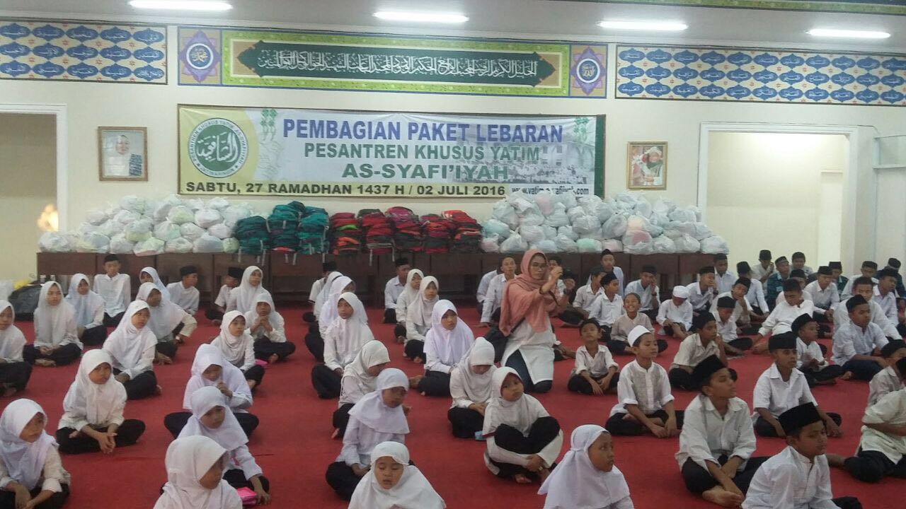 PEMBAGIAN PAKET LEBARAN YATIM AS-SYAFI’IYAH